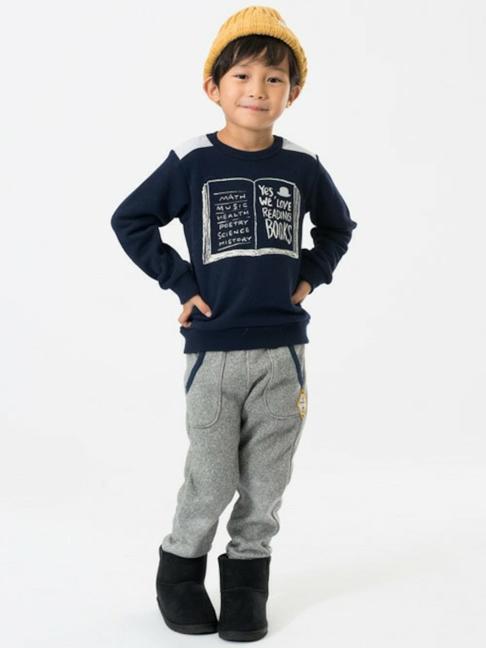 「スウェットパンツ、ナチュラル、キッズコーデ、男の子、カジュアルコーデ、こどもコーデ、kidsfashion、キッズファッション、冬のコーデ、F.O.Online Store」｜「apres les coursのBook トレーナー（スウェット、ブルー系）」を使った、F.O.OnlineStoreさん（キッズ・110cm）の冬コーディネートの1枚目の写真