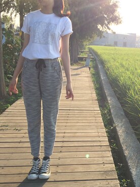 「H&M（エイチ・アンド・エム）のアイテム（チノパンツ、グレー系）」を使った、Ada さん（レディース・173cm）の秋コーディネート