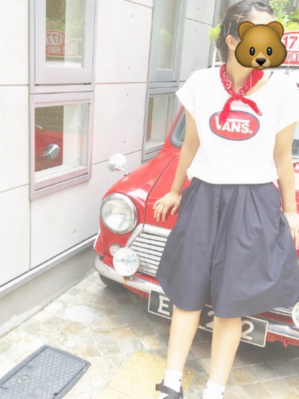 「黒、サンダル、VANS、シンプルスタイル、バンダナ、スポーツサンダル」｜「E hyphen world galleryのVANSロゴTシャツ（Tシャツ/カットソー、ホワイト系）」を使った、フユさん（レディース・159cm）の夏コーディネートの1枚目の写真