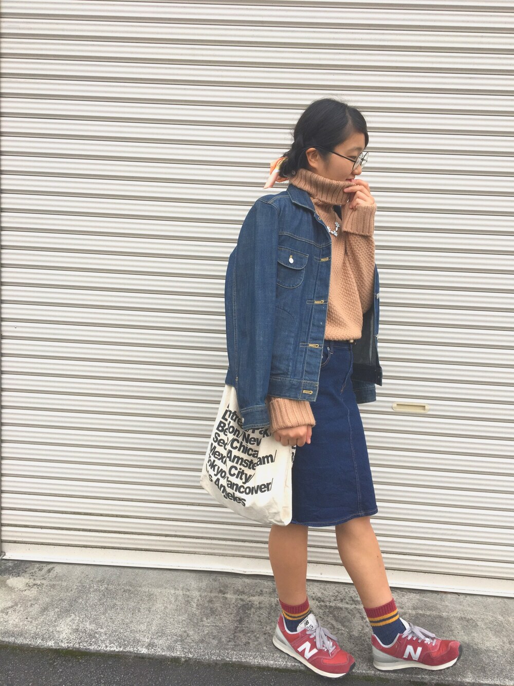 「休日スタイル、カジュアル、ハイネックニット、ハイネック、デニムジャケット、タイトスカート、GU、ターバン、New Balance、ニット」｜「GUのアイテム（ニット/セーター、ブラウン系）」を使った、フユさん（レディース・159cm）の秋コーディネートの1枚目の写真