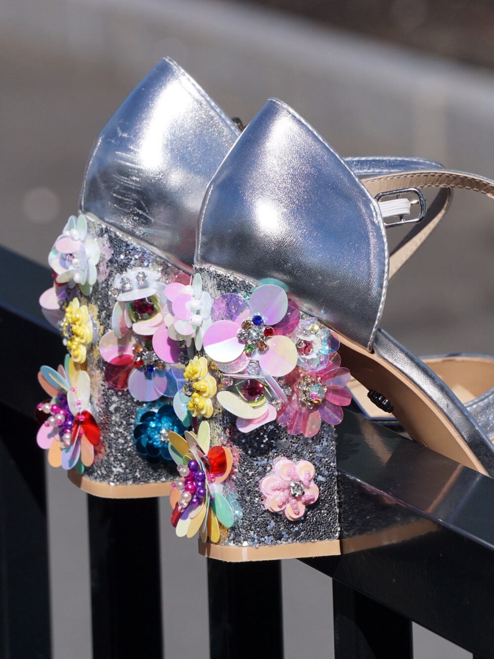 「heels_vogue、embellished、silver、３D、floral、iridescent 、summer、colorful」｜「daisy streetのアイテム（サンダル、その他）」を使った、Yashi さん（レディース・170cm）の秋コーディネートの1枚目の写真