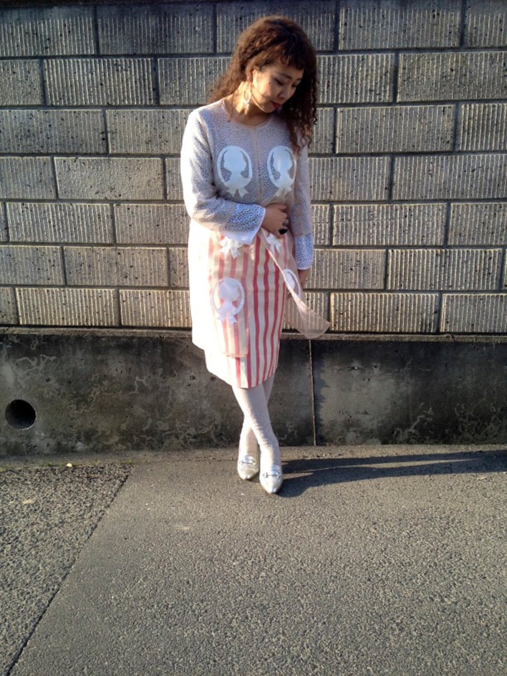 ピンク系のその他アウター、レッド系のスカート、ホワイト系のTシャツ/カットソーを着用したレディースの春コーディネートの1枚目の写真