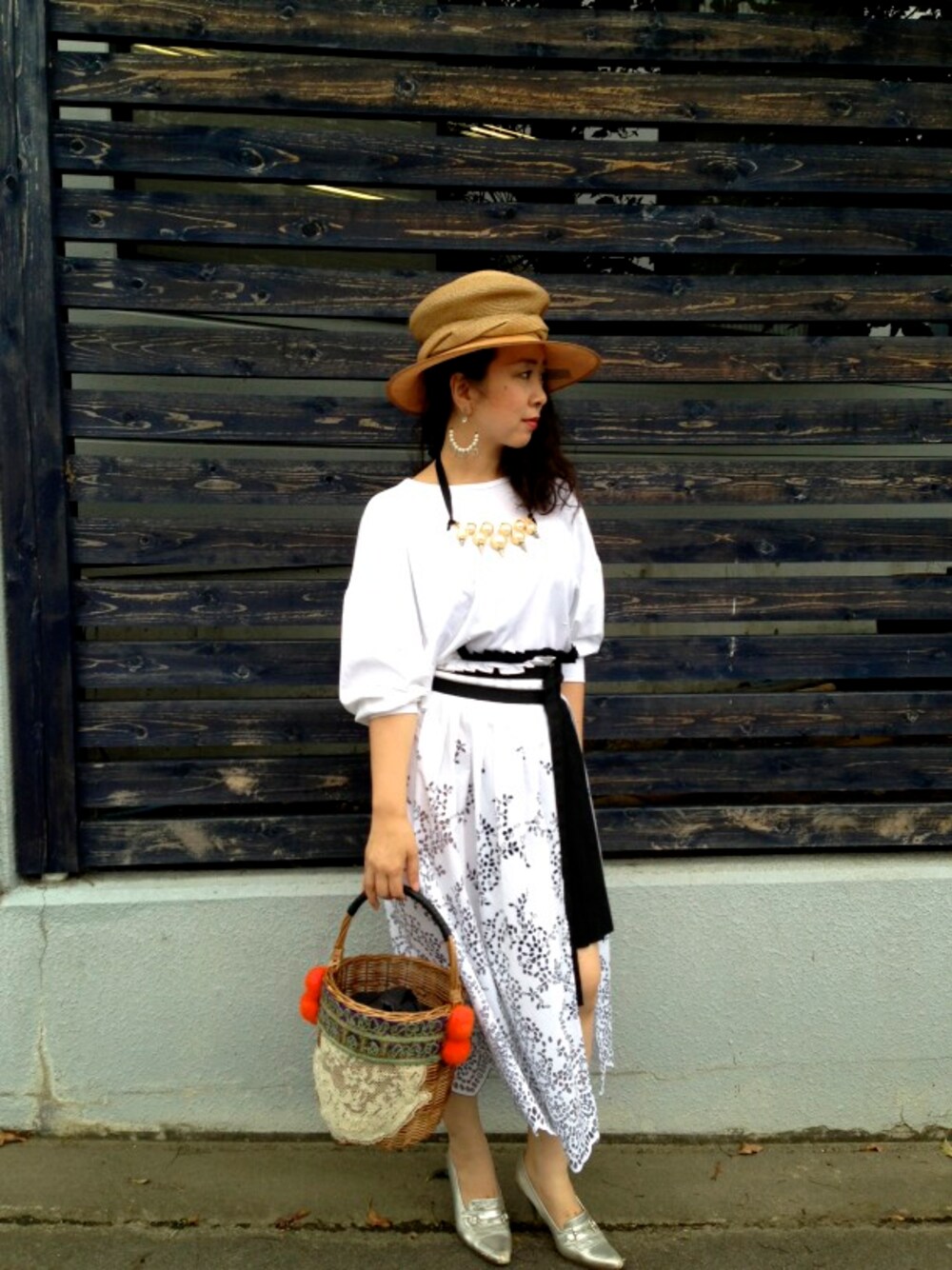 ホワイト系のTシャツ/カットソー、ホワイト系のスカート、ブラウン系のかごバッグを着用したレディースの夏コーディネートの1枚目の写真