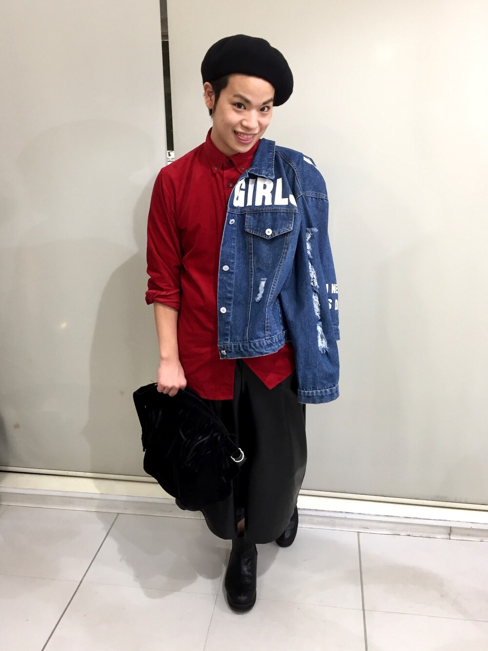 ブルー系のデニムジャケット、ブラック系のその他パンツ、ブラック系のショルダーバッグを着用したメンズの冬コーディネートの1枚目の写真
