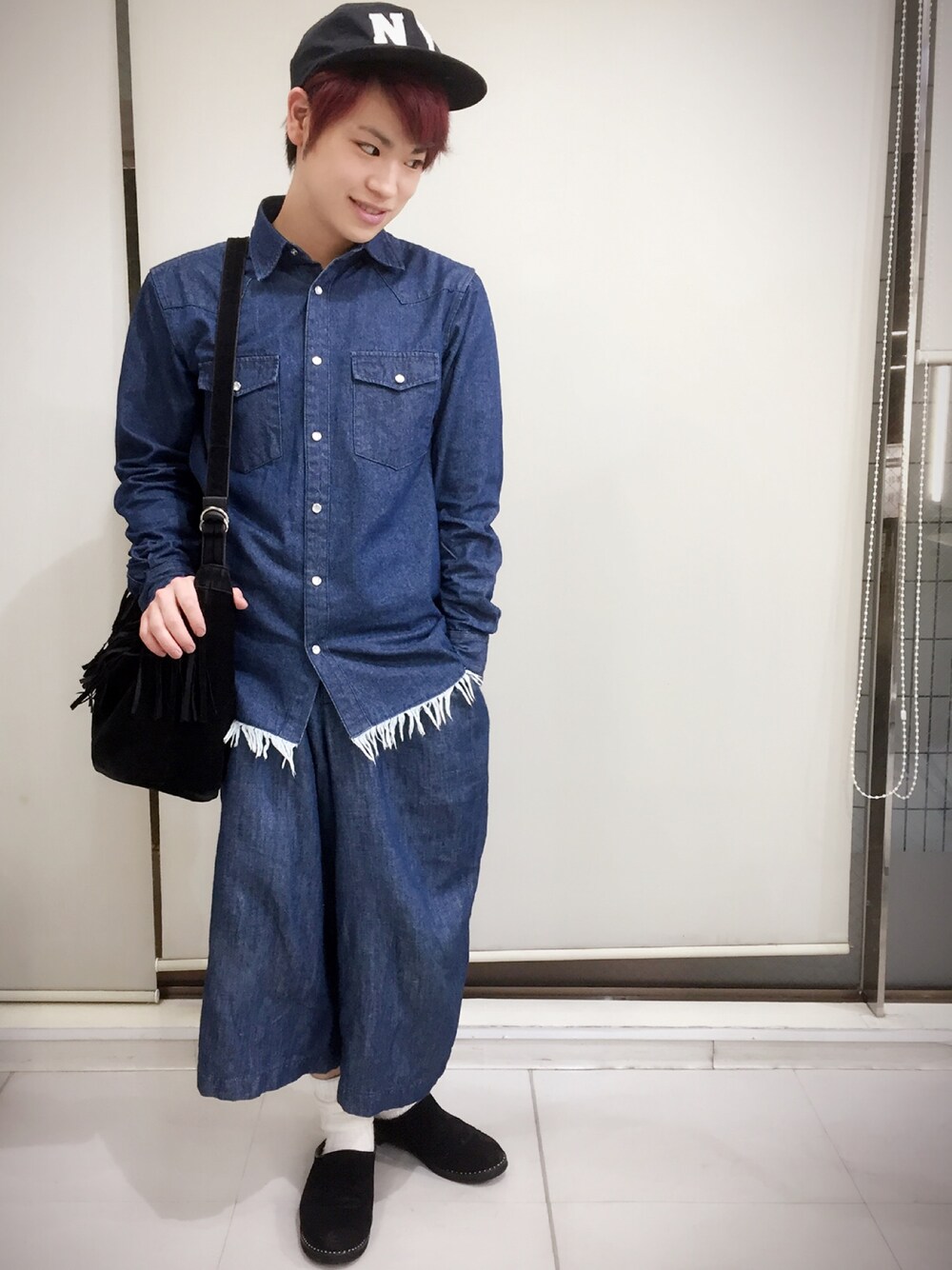 ブルー系のシャツ/ブラウス、ブルー系のデニムパンツ、ブラック系のサンダルを着用したメンズの冬コーディネートの1枚目の写真