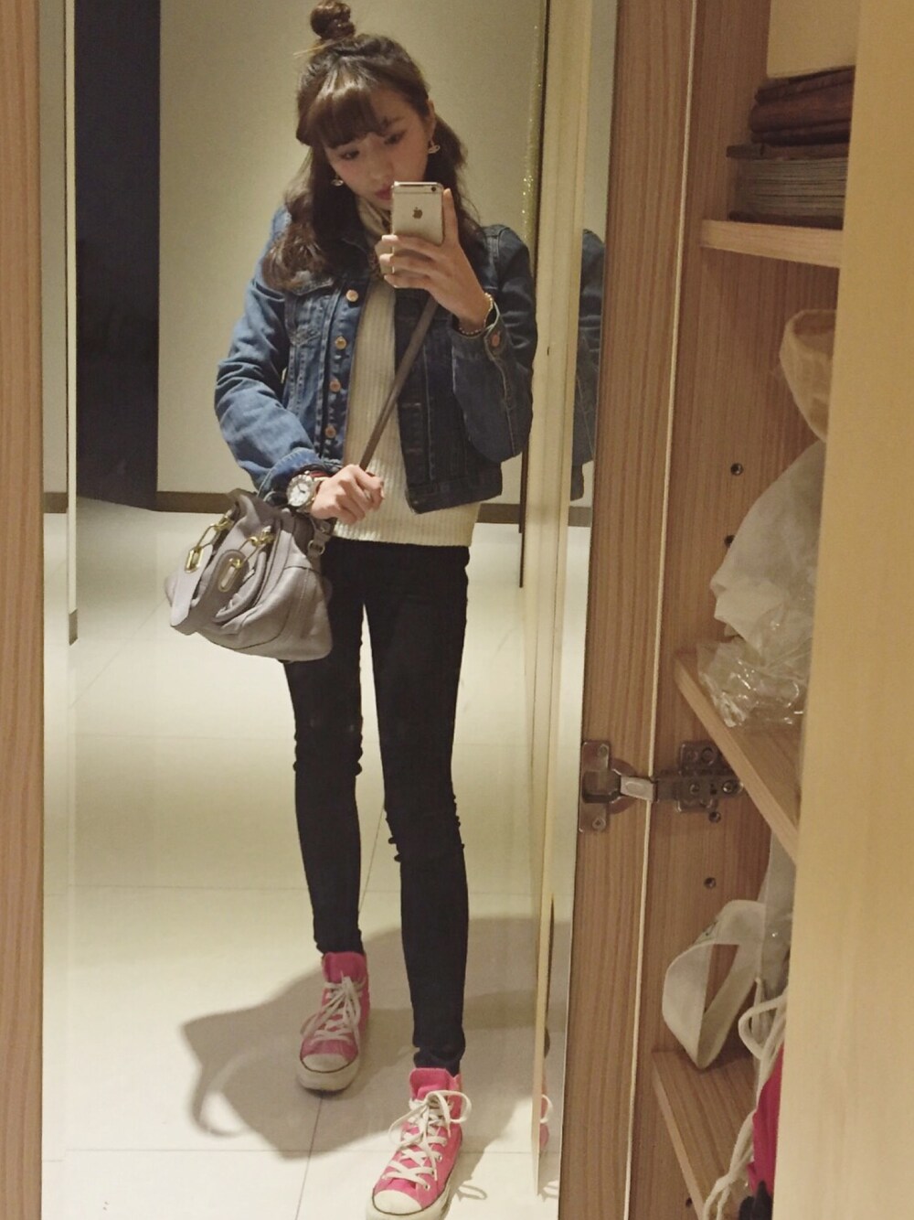 「ootd、GIVENCHY、Chloe、EMODA、skinny、converse」｜「TOPSHOPのMOTO 70'S VINTAGE DENIM JACKET（デニムジャケット、ブルー系）」を使った、ALBEEさん（レディース・154cm）の春コーディネートの1枚目の写真