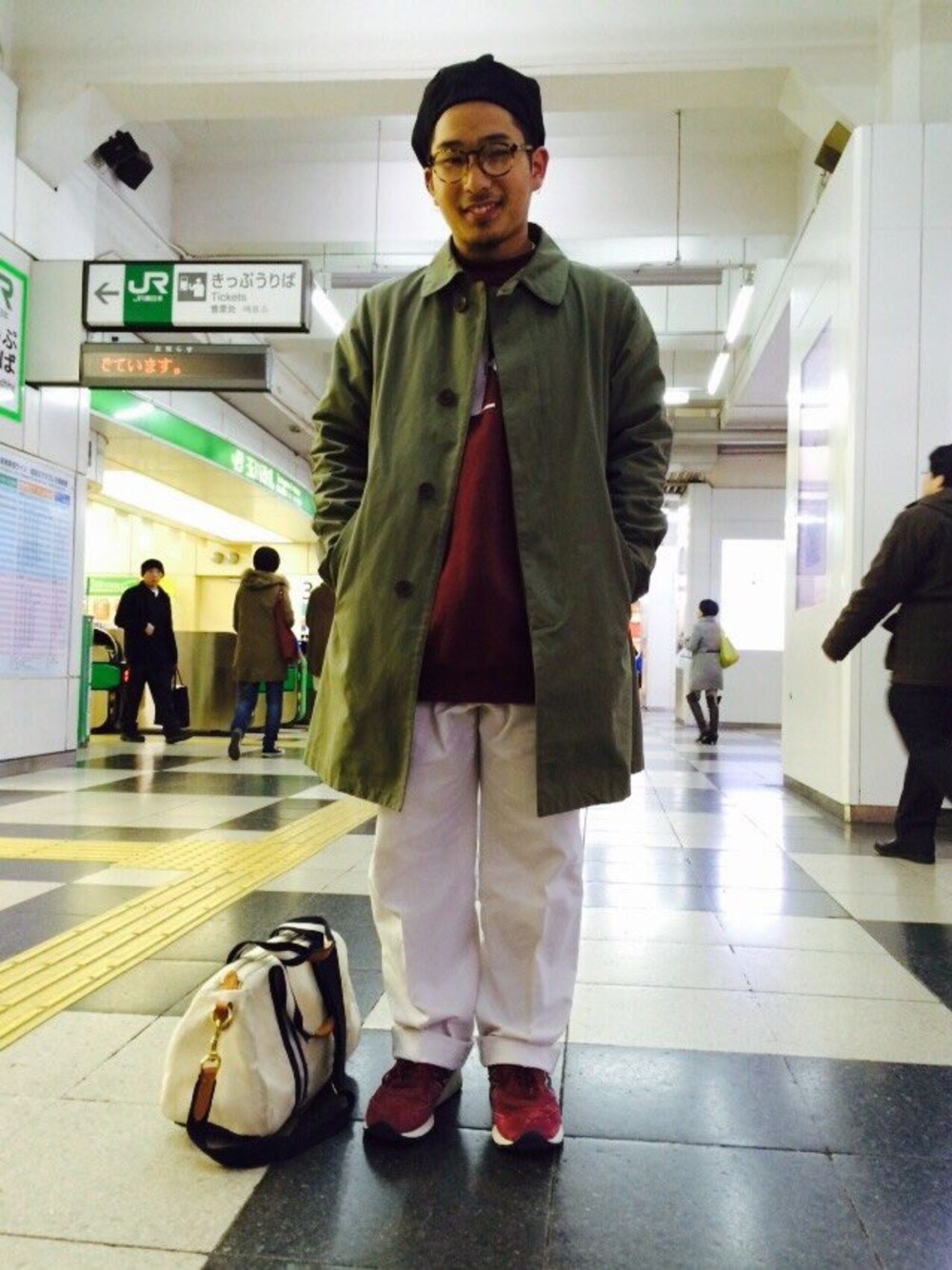 「コート、冬のSALEで買いました！（アウター）、Martin Margiela、MAISON KITSUNE、マルジェラ、ホワイトパンツ、ホワイト、古着、古着MIX」｜「Maison Kitsuneのアイテム（ステンカラーコート、グリーン系）」を使った、shun___pさん（メンズ・165cm）の冬コーディネートの1枚目の写真
