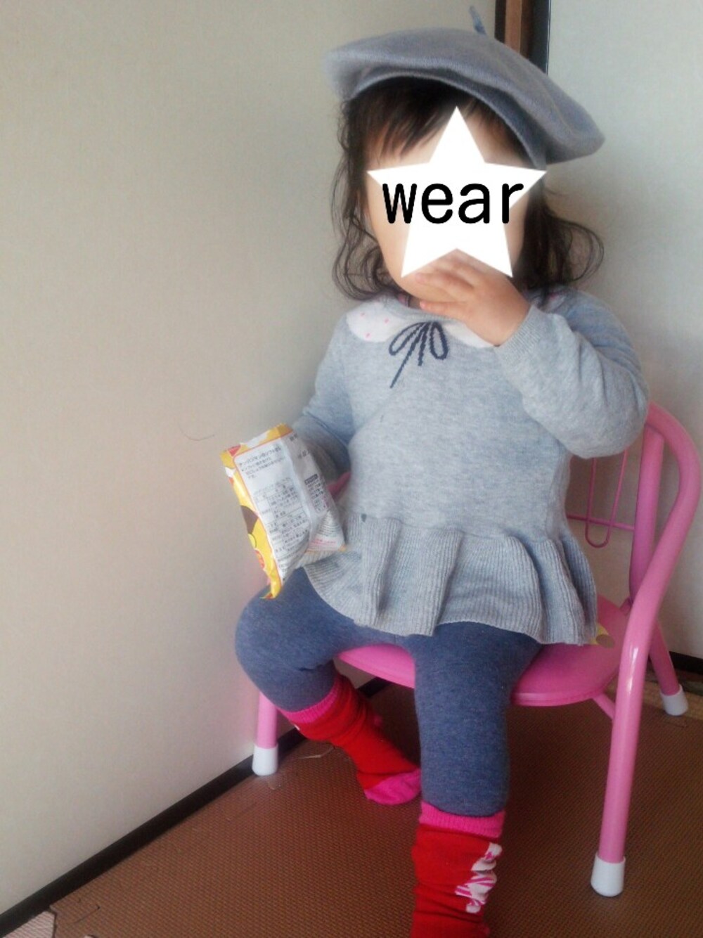 「1歳、娘、girl、女の子、女の子コーデ、靴下教、靴下全面に押し出してるw」｜「3coinsのアイテム（ハンチング/ベレー帽、グレー系）」を使った、ぽんさん（キッズ・80cm）の冬コーディネートの1枚目の写真