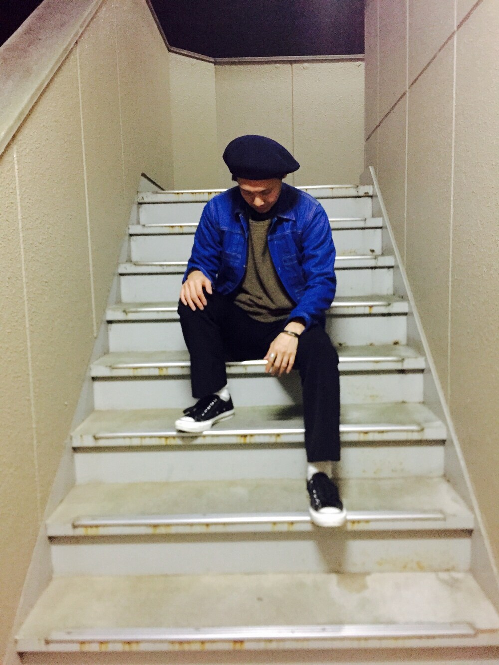 「WHITE LINE、デニムジャケット、ベスト、iroquois、タートルネック、THREE BLIND MICE 、ネオフレアパンツ、COMESANDGOES、ベレー帽、CONVERSE ADDICT」｜「COMESANDGOESのアイテム（ハンチング/ベレー帽、ブルー系）」を使った、Chikara Tateyamaさん（メンズ・170cm）の秋コーディネートの1枚目の写真