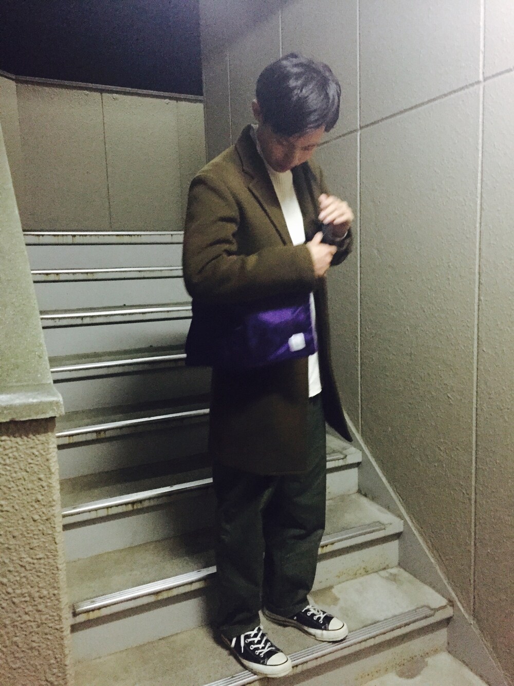 「THREE BLIND MICE 、チェスターコート、KAPTAIN SUNSHINE、古着、converse、kiruna」｜「THREE BLIND MICEのアイテム（チェスターコート、グリーン系）」を使った、Chikara Tateyamaさん（メンズ・170cm）の冬コーディネートの1枚目の写真