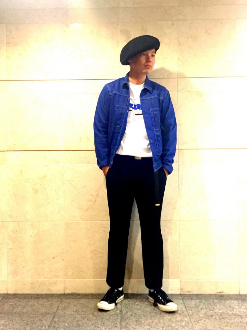 「WHITELINE、LES CINQ LETTERES、THREE BLIND MICE 、wyatt、converse、デニムジャケット、ベレー帽、タックイン」｜「WYATTのアイテム（ハンチング/ベレー帽、ブラック系）」を使った、Chikara Tateyamaさん（メンズ・170cm）の秋コーディネートの1枚目の写真
