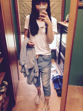「UNIQLO（ユニクロ）のアイテム（Tシャツ/カットソー、ホワイト系）」を使った、Melody Liuさん（レディース・155cm）の秋コーディネート