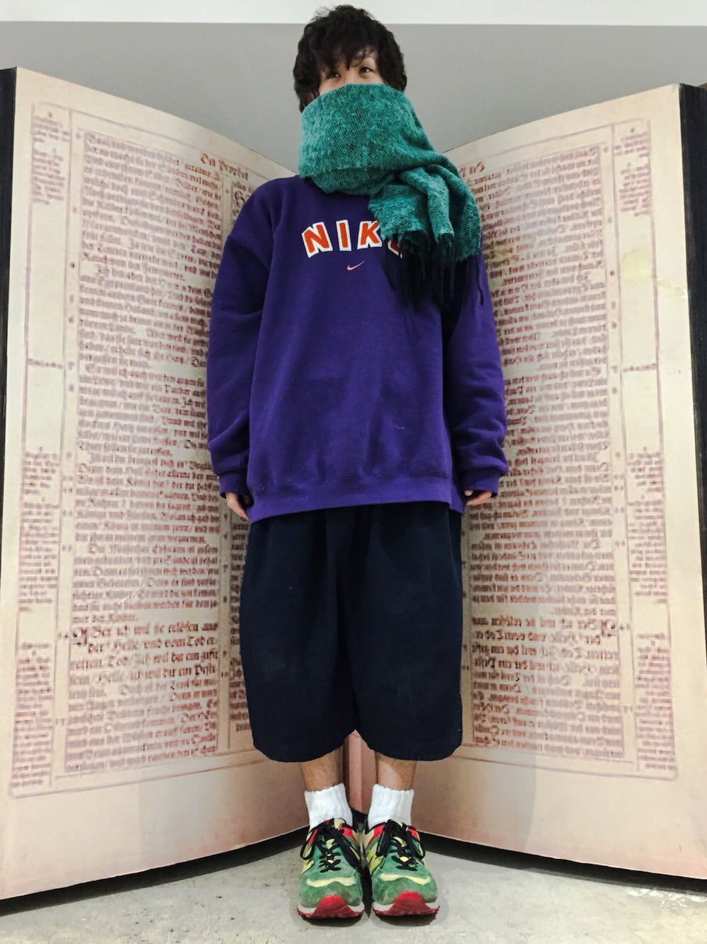 パープル系のスウェット、ブルー系のその他パンツ、グリーン系のスニーカーを着用したメンズの冬コーディネートの1枚目の写真