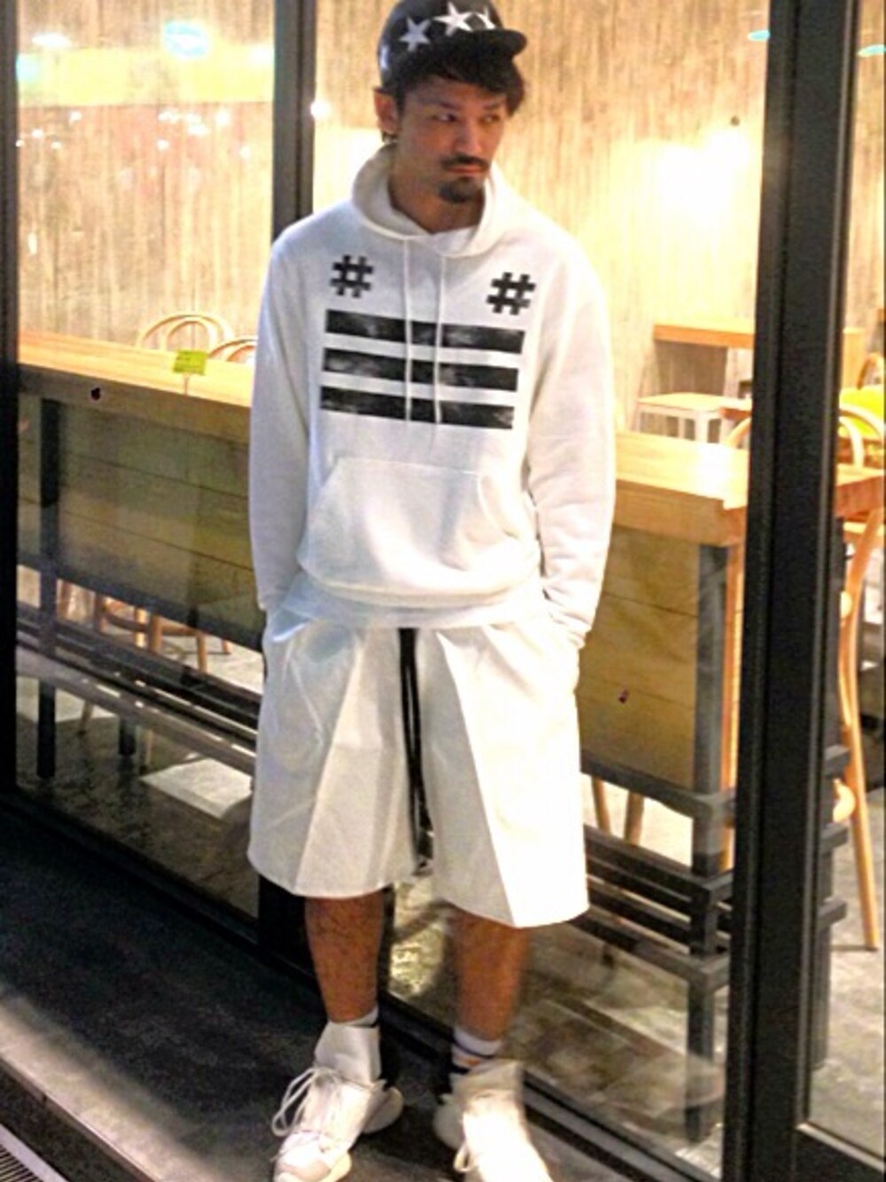 「キャップ、ハーフパンツ、ロゴスウェット、靴下チラ見せ、 LHP」｜「L.H.PのLHP/エルエイチピー/DANKESCHONE/ダンケシェーン/NEO LEATHER　STAR CAP（キャップ、ホワイト系）」を使った、LHP大阪店 嶋村さん（メンズ・175cm）の春コーディネートの1枚目の写真