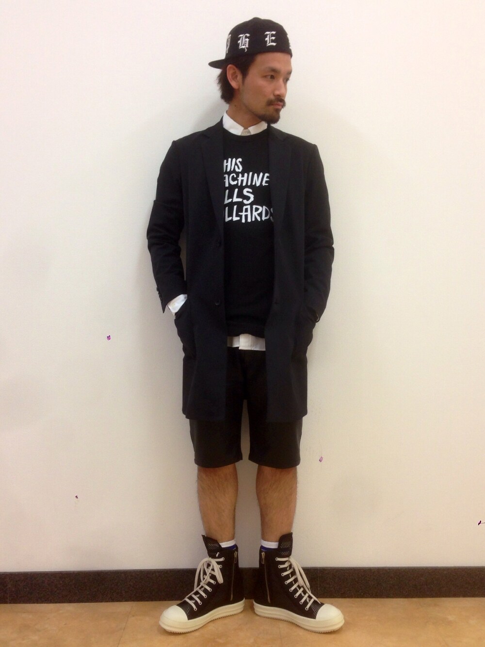 「ブラック、白シャツ、LHP、ハーフパンツ、ショーツ」｜「L.H.PのLHP/エルエイチピー/DRK　SHDW/ダークシャドウ/RAMONES　SNEAKER（スニーカー）」を使った、LHP大阪店 嶋村さん（メンズ・175cm）の春コーディネートの1枚目の写真