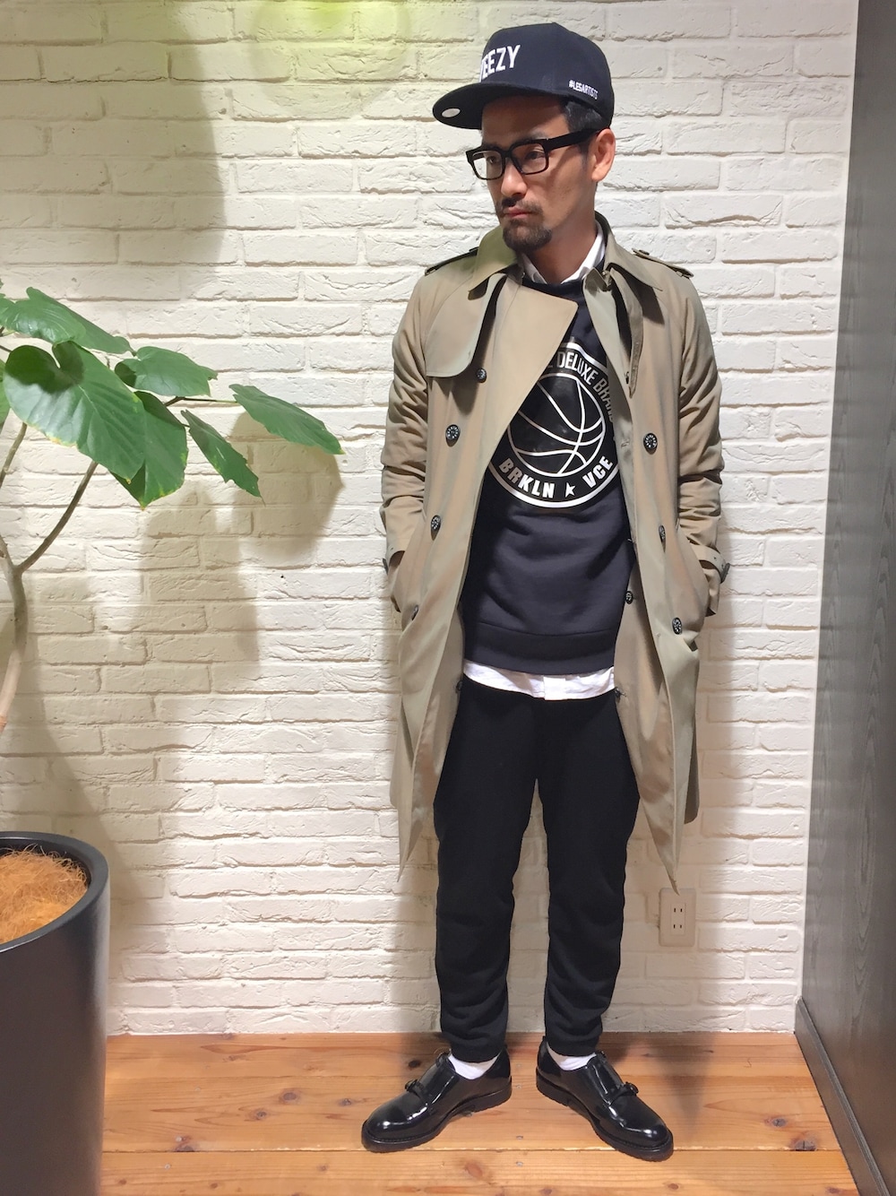 「ベージュのトレンチコート、lesartists、GOLDEN GOOSE、MACKINTOSH、soe、valentino、Gant Rugger、PRADA、LHP、LHP大阪」｜「L.H.PのLHP/エルエイチピー/LES(ART)ISTS/レスアーティスト/STARTER CAP（キャップ、ブラック系）」を使った、LHP大阪店 嶋村さん（メンズ・175cm）の秋コーディネートの1枚目の写真