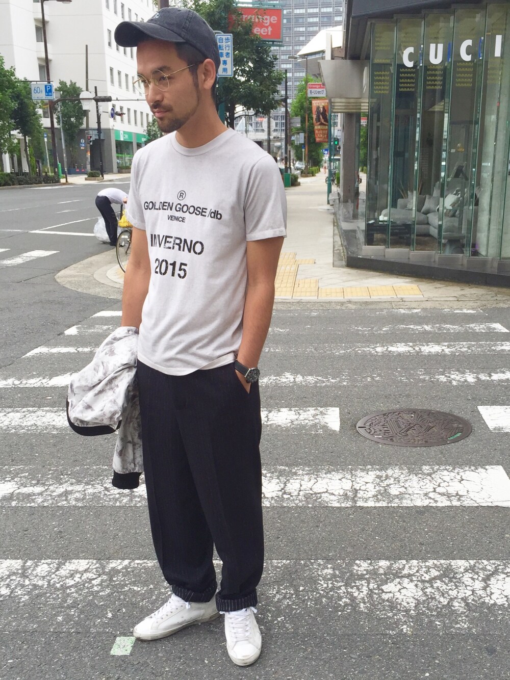 「GOLDEN GOOSE、KaneZ、シンプル、カジュアル、ゆるコーデ、スニーカー、白スニーカー、Tシャツ」｜「L.H.PのLHP/エルエイチピー/KaneZ/ケインズ/Denim Ramses PoloCAP （キャップ、ブラック系）」を使った、LHP大阪店 嶋村さん（メンズ・175cm）の秋コーディネートの1枚目の写真