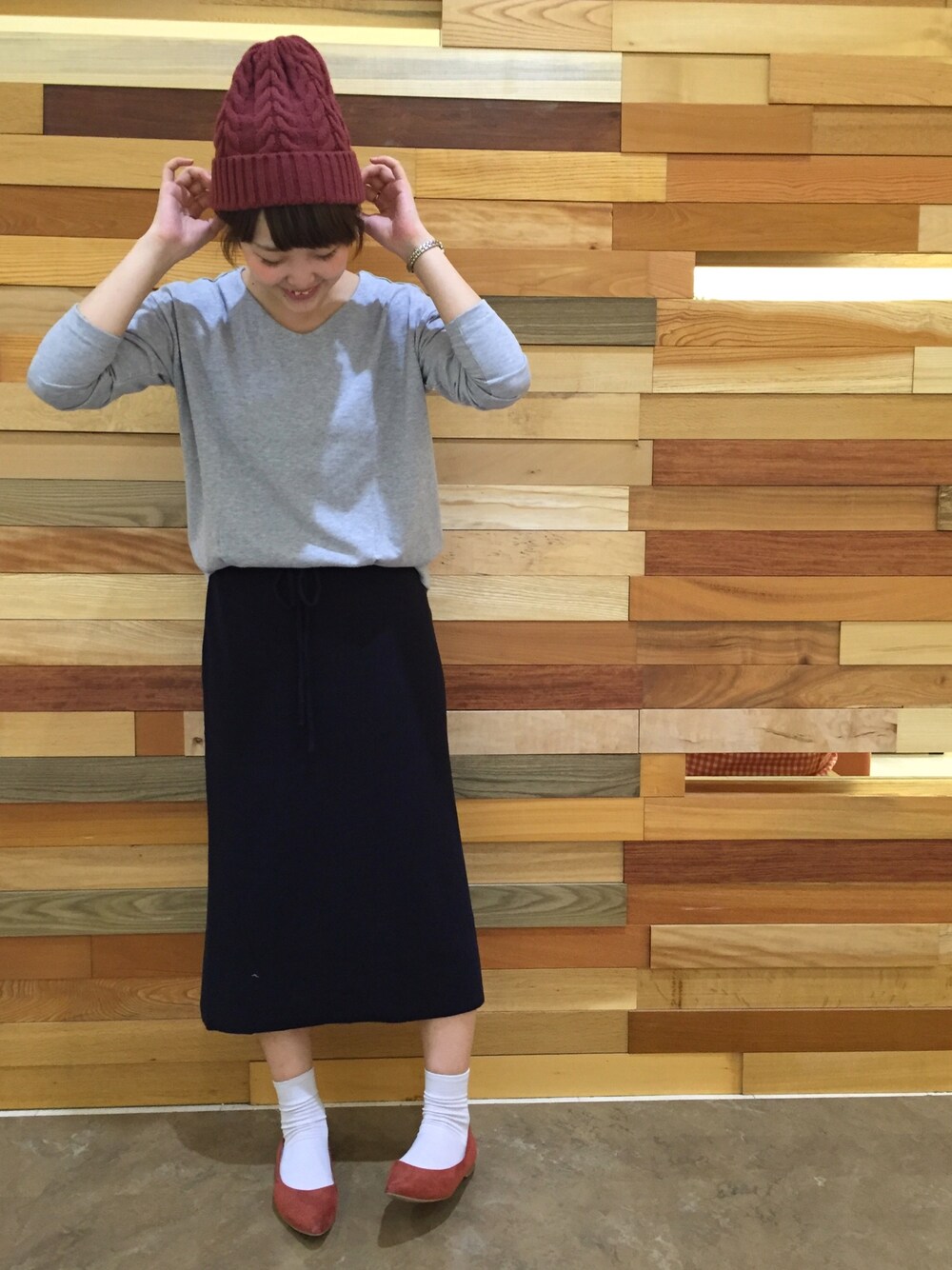 グレー系のTシャツ/カットソー、ブラック系のスカート、ブラウン系のパンプスを着用したレディースの夏コーディネートの1枚目の写真