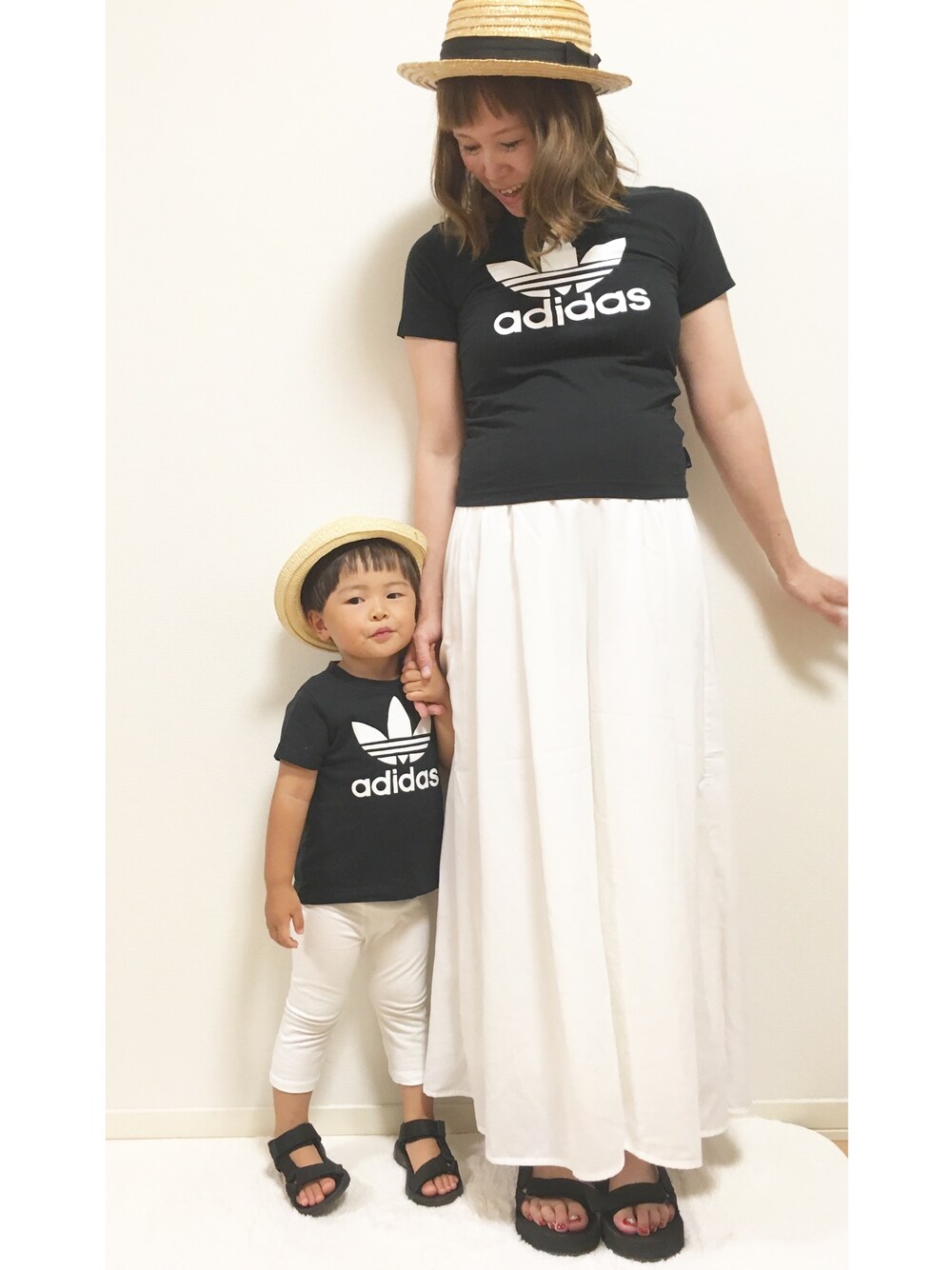 「リンクコーデ、キッズファッション、男の子、親子コーデ、モノトーン」｜「GUのアイテム（スカート、ホワイト系）」を使った、Tojiiiiiinさん（キッズ・90cm）の夏コーディネートの1枚目の写真