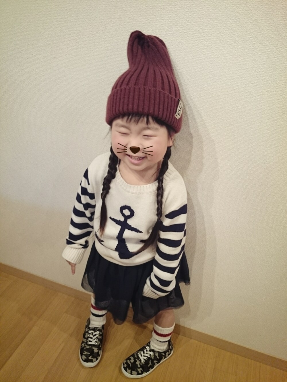 「ボーダーニット、カモフラ、チュールスカート、カラーソックス、オーバーサイズ、ゆったりコーデ」｜「彼氏の借りました的な…おねぇの借りました❤のアイテム（ニット/セーター、その他）」を使った、popo☆さん（キッズ・100cm）の冬コーディネートの1枚目の写真