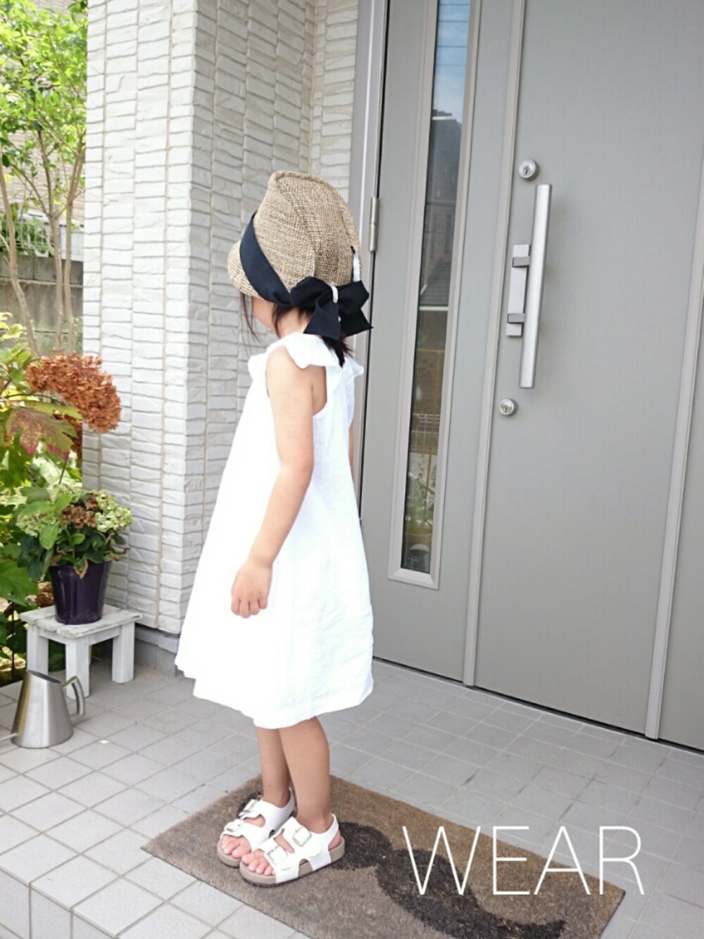 「キッズファッション、夏、ワンピース、ドラフトGAP、ホワイトコーデ、帽子、サンダル、BACK STYLE フェス vol2」｜「babyGAPのアイテム（ワンピース、ホワイト系）」を使った、popo☆さん（キッズ・110cm）の夏コーディネートの1枚目の写真