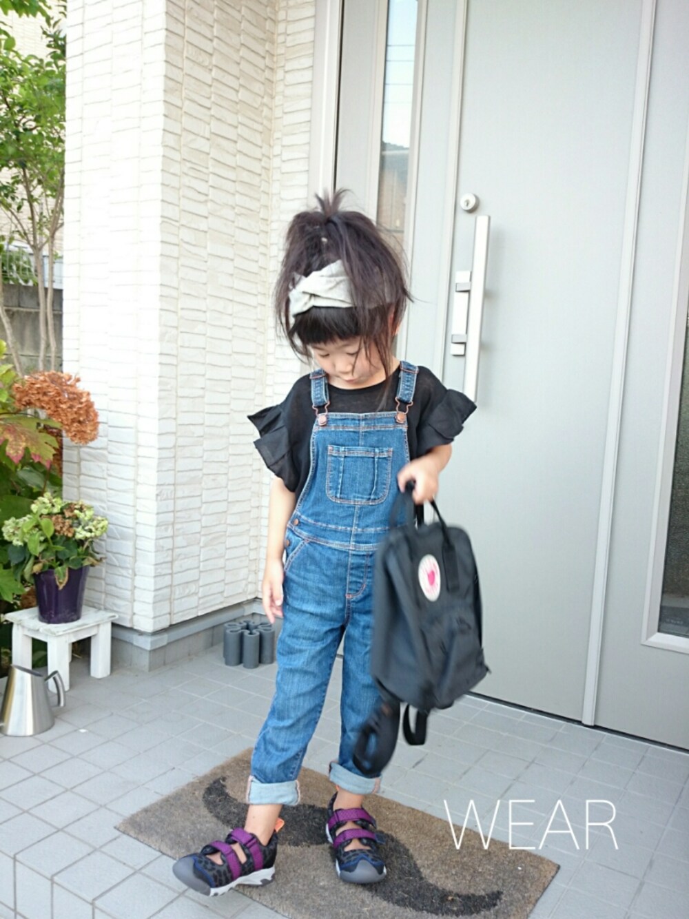 「kids、ドラフトGAP、カジュアルコーデ、フリル、ＮＢ、女の子、GAPbaby、サロペット、オーバーオール、スニーカーサンダル」｜「NEW BALANCEの【NEW BALANCE(ニューバランス)】KD555 BGI/BGP（スニーカー、ブラック系）」を使った、popo☆さん（キッズ・110cm）の夏コーディネートの1枚目の写真