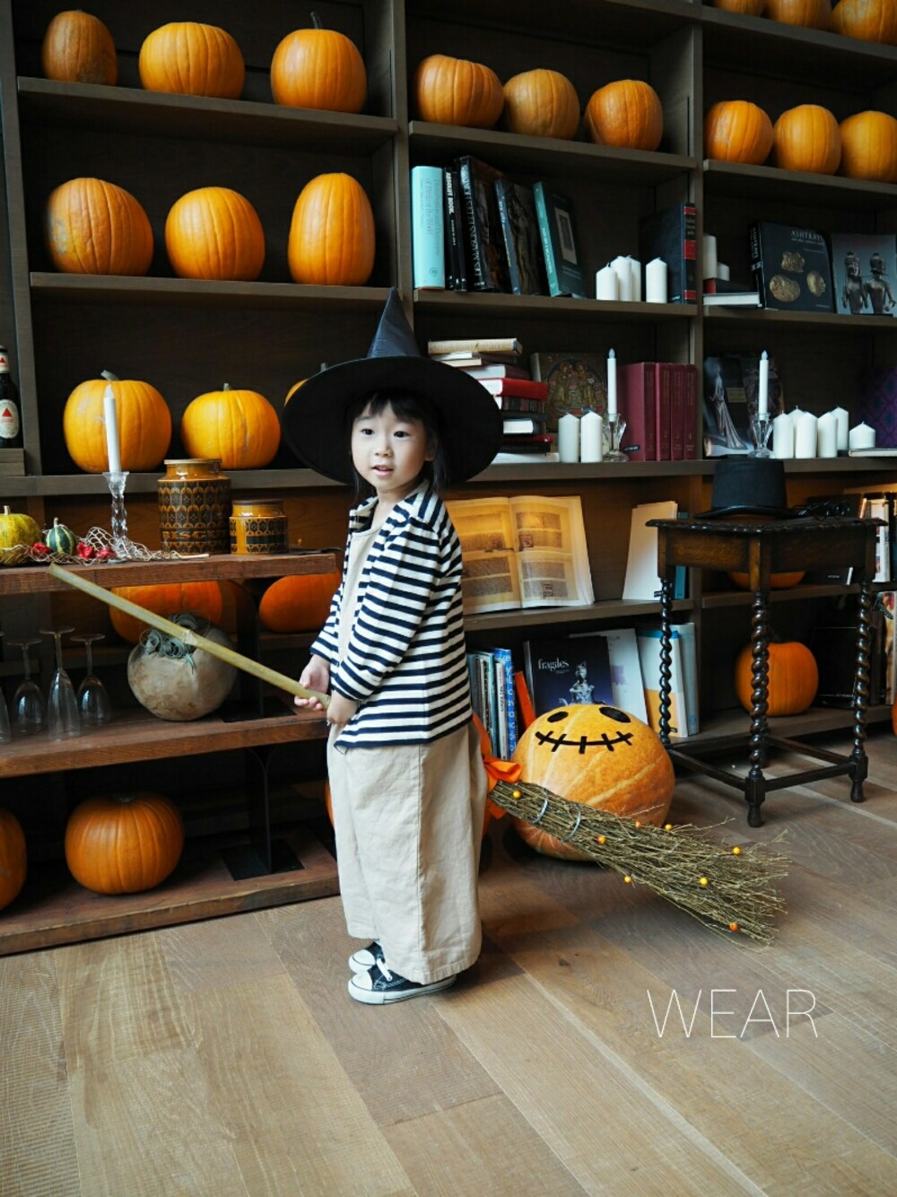 「ハロウィン、halloween、WEAR HALLOWEEN 2016、女の子、秋コーデ、キッズ、キッズコーデ、ボーダー、サロペット」｜「無印良品のアイテム（カーディガン/ボレロ、ブルー系）」を使った、popo☆さん（キッズ・110cm）の秋コーディネートの1枚目の写真