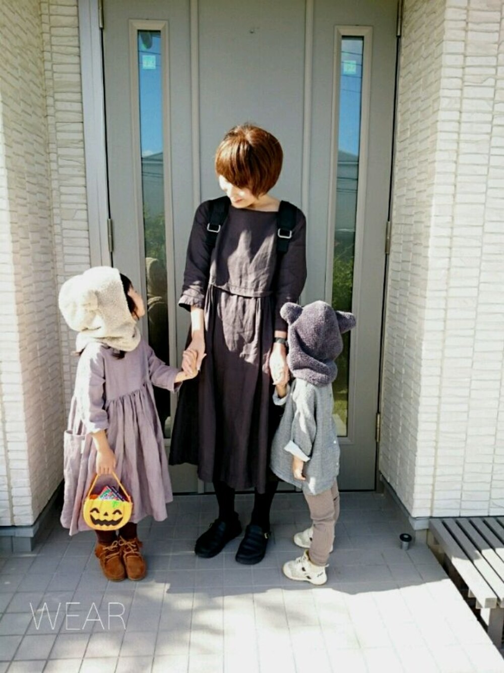 「キッズコーデ、秋コーデ、仮装、ハロウィン、親子コーデ、ワンピース、地味ーズ、ミネトンカ、オーロラシューズ、WEAR HALLOWEEN 2016」｜「marimekkoのRoadie / BUDDY（バックパック/リュック、ブラック系）」を使った、popo☆さん（レディース・159cm）の秋コーディネートの1枚目の写真