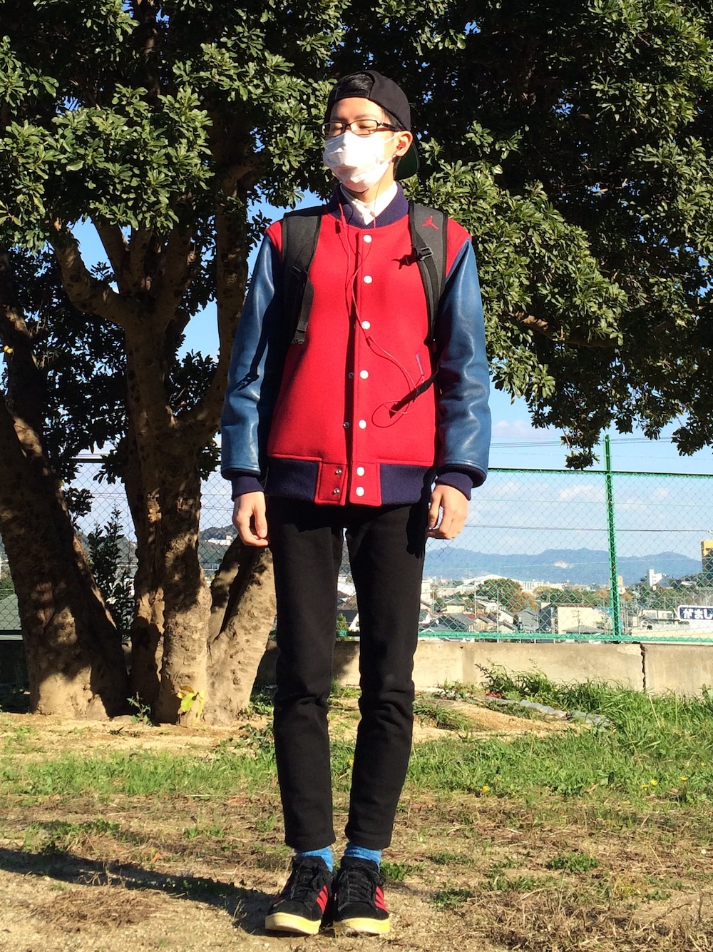 レッド系のスタジャン、ホワイト系のシャツ/ブラウス、ホワイト系のニット/セーターを着用したメンズの冬コーディネートの1枚目の写真