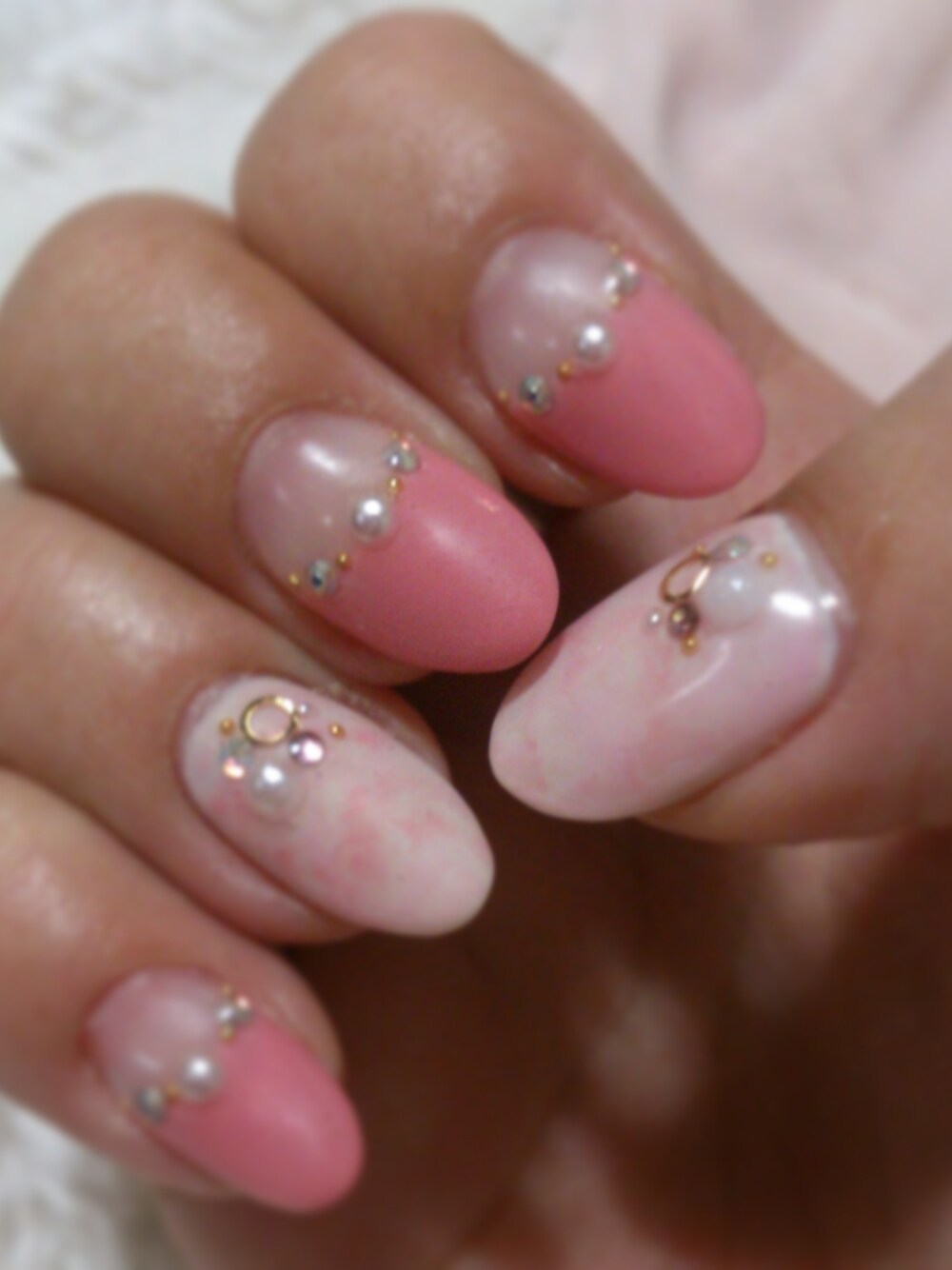 ゴールド系のブレスレット、ゴールド系のリングを着用したレディースの夏コーディネートの1枚目の写真