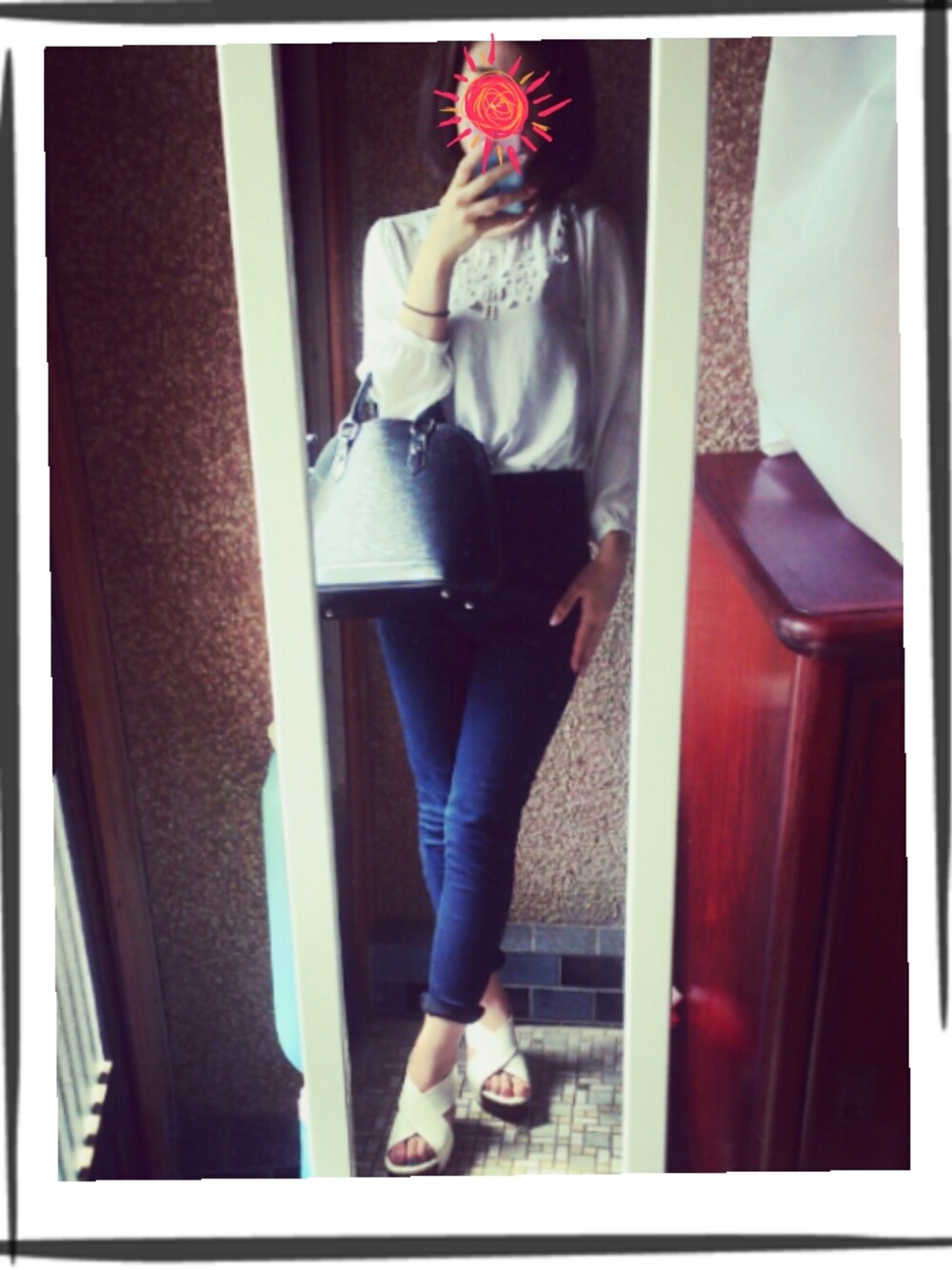 ブルー系のタンクトップ、ブルー系のデニムパンツ、ホワイト系のサンダルを着用したレディースの夏コーディネートの1枚目の写真