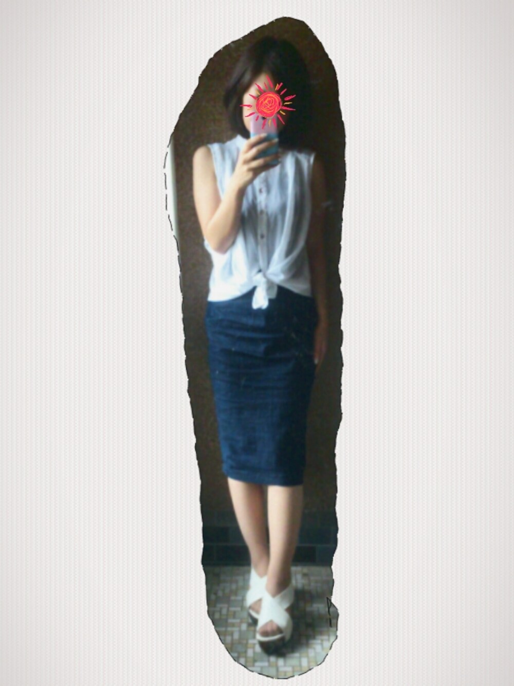 ブラック系のタンクトップ、ホワイト系のサンダル、ホワイト系のシャツ/ブラウスを着用したレディースの夏コーディネートの1枚目の写真