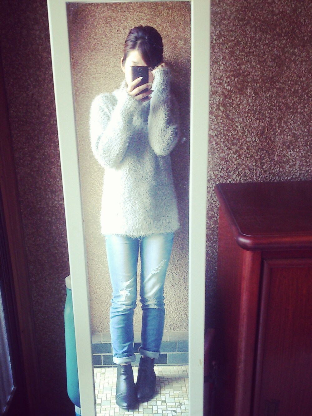 ブラック系のブーツ、ゴールド系のリングを着用したレディースの秋コーディネートの1枚目の写真