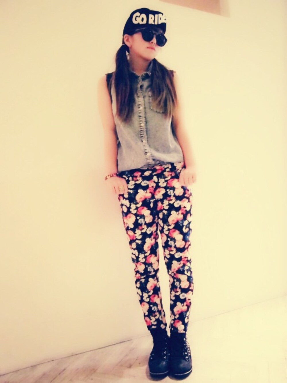 ブラック系のキャップを着用したレディースの夏コーディネートの1枚目の写真