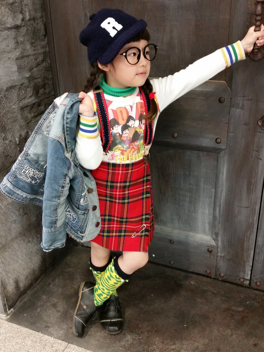 「スエット、ビートルズ、チェックスカート、めがね、女の子、ブーフーウーWEARコンテスト、ニットキャップ」｜「Right-onのアイテム（キャップ、ブルー系）」を使った、RAMUさん（レディース・120cm）の春コーディネートの1枚目の写真