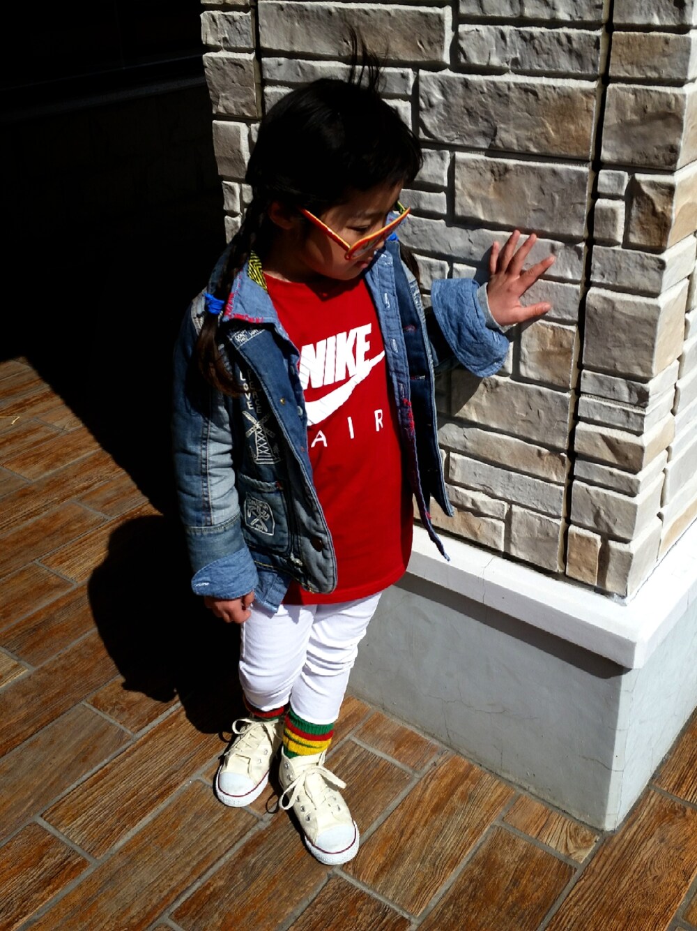 「デニムシャツ、デニムジャケット、Tシャツ、NIKE、ホワイトパンツ、converse、女の子、ブーフーウーWEARコンテスト」｜「One deux booのアイテム（デニムジャケット、ブルー系）」を使った、RAMUさん（レディース・120cm）の春コーディネートの1枚目の写真