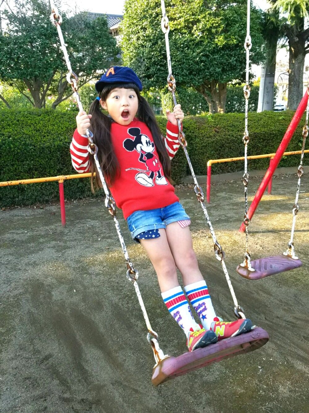 「公園、キャップ、セーター、ミッキー、デニムパンツ、スポーツミックス、ニューバランス、キッズコーデ」｜「F.Oのアイテム（ニット/セーター、レッド系）」を使った、RAMUさん（キッズ・120cm）の秋コーディネートの1枚目の写真