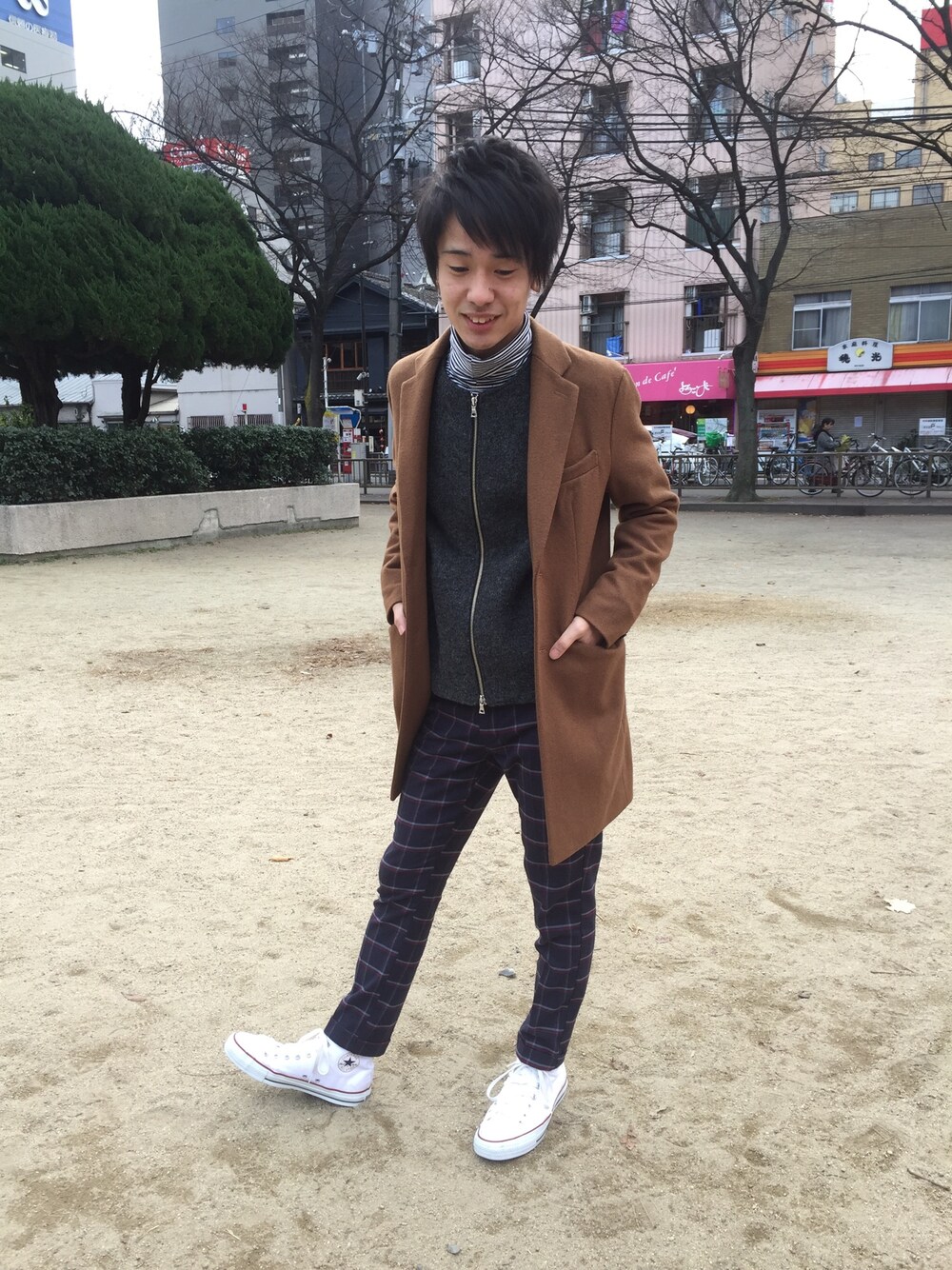 グレー系のブルゾン、イエロー系のチェスターコート、ブルー系のその他パンツを着用したメンズの冬コーディネートの1枚目の写真