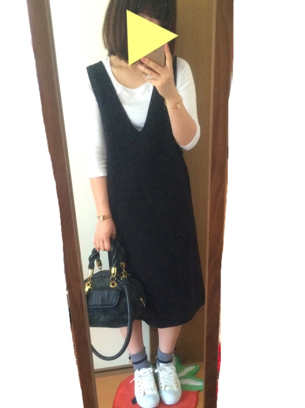 「白スニーカー、コンバース、シンプル、カジュアルコーデ、モノクロ、モード、ワンピース」｜「UNIQLOのWOMEN スーピマコットンモダールクルーネックT（7分袖）（Tシャツ/カットソー、ホワイト系）」を使った、aya.mさん（レディース・158cm）の春コーディネートの1枚目の写真