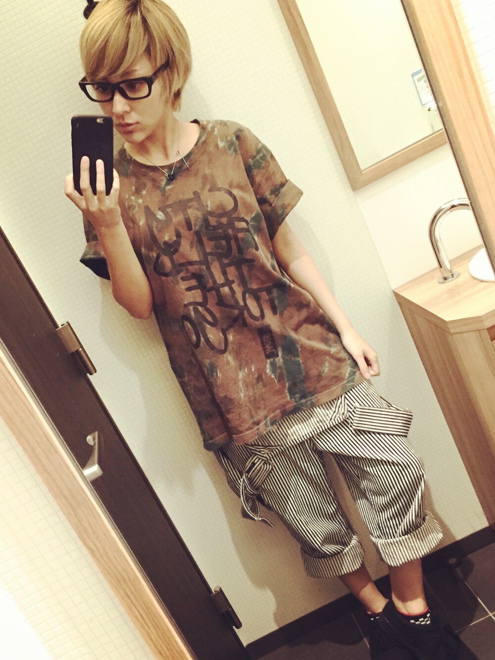 ブラウン系のTシャツ/カットソー、ホワイト系のサロペット/オーバーオールを着用したレディースの春コーディネートの1枚目の写真