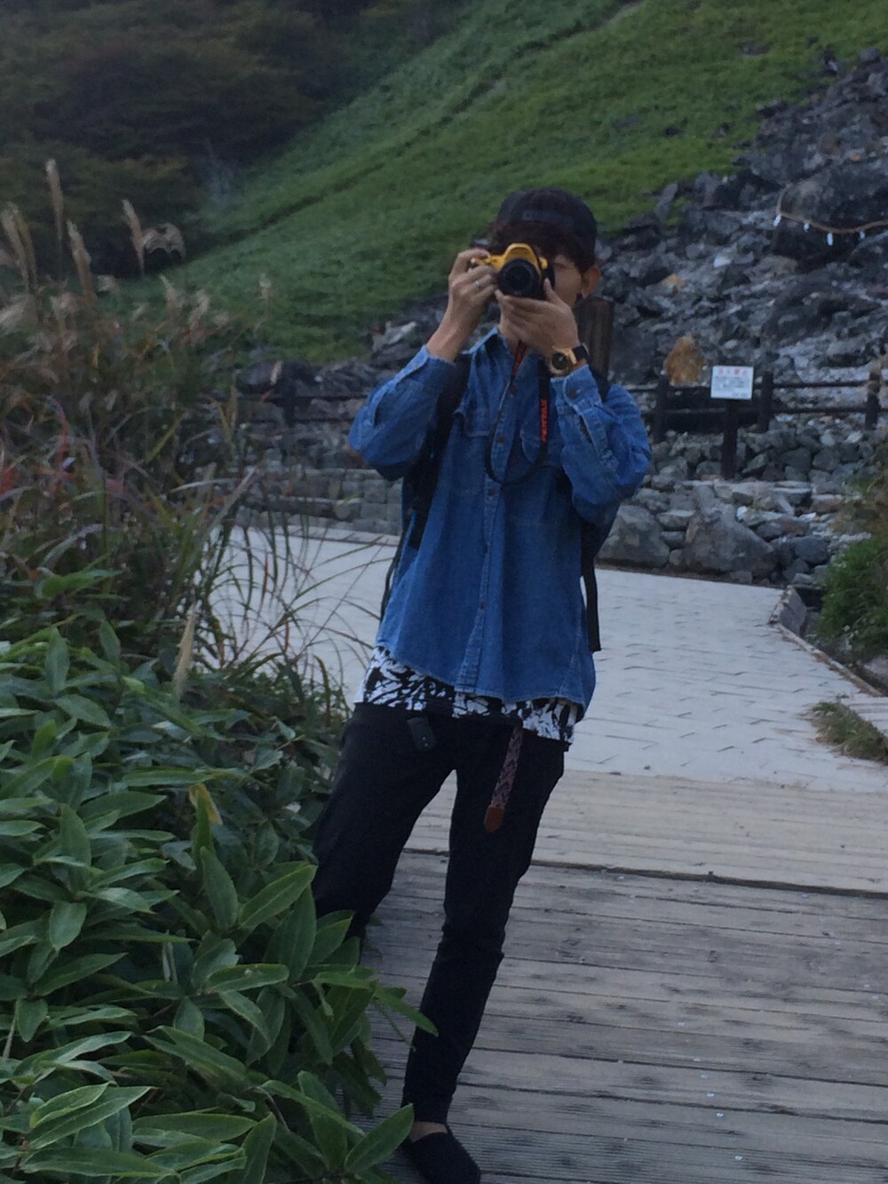 「カメラ、旅行、デニシャツ、スキニーパンツ、黒スキニー、バックパック」｜「Levi'sのアイテム（シャツ/ブラウス、ブルー系）」を使った、質より量さん（メンズ・171cm）の秋コーディネートの1枚目の写真