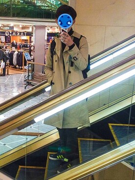 「黒タートルネック」｜「アイテム（トレンチコート）」を使った、質より量さん（メンズ・171cm）の冬コーディネート