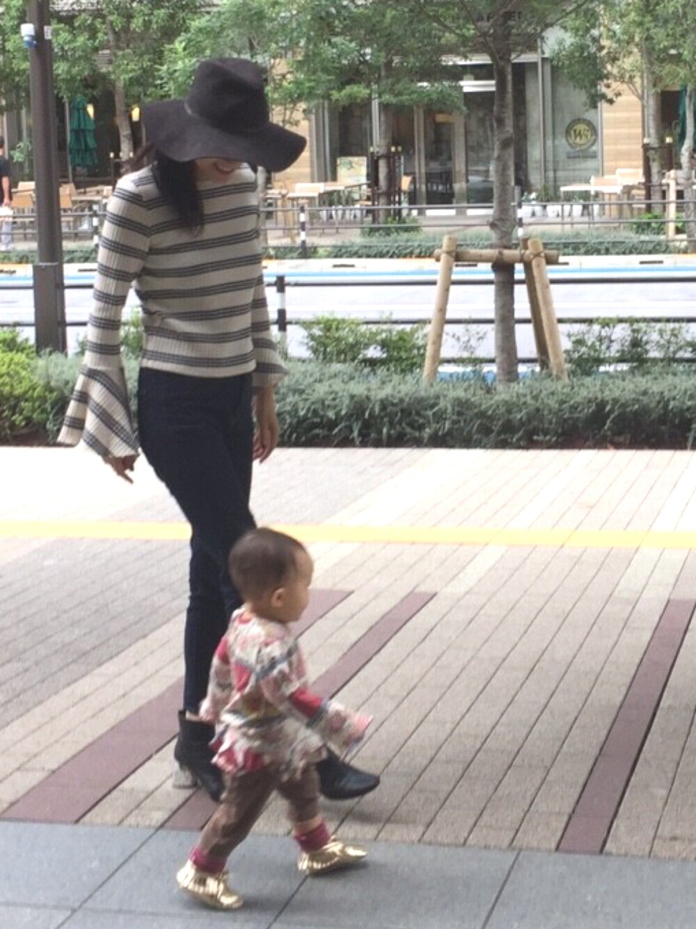 ホワイト系のトップス、ブルー系のデニムパンツ、ブラック系のブーティを着用したレディースの秋コーディネートの1枚目の写真