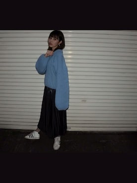 「KBF（ケイビーエフ）のKBF メタリックプリーツスカート（スカート、ブラック系）」を使った、小林 ひかる さん（レディース・164cm）の冬コーディネート