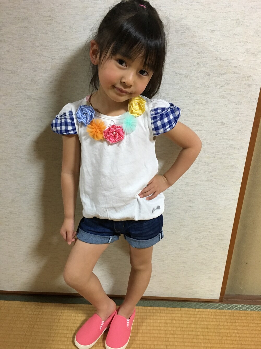 「kids、5歳、ロングヘア、女の子」｜「Seraphの袖ねじりＴシャツ（Tシャツ/カットソー、ホワイト系）」を使った、みなむしこさん（キッズ・110cm）の春コーディネートの1枚目の写真