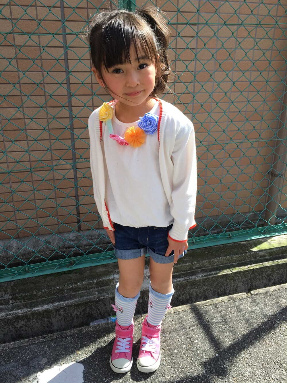 「春コーデ、おんなのこ、キッズファッション、デニム、5歳、年中」｜「CONVERSEのアイテム（スニーカー、ピンク系）」を使った、みなむしこさん（キッズ・110cm）の春コーディネートの1枚目の写真