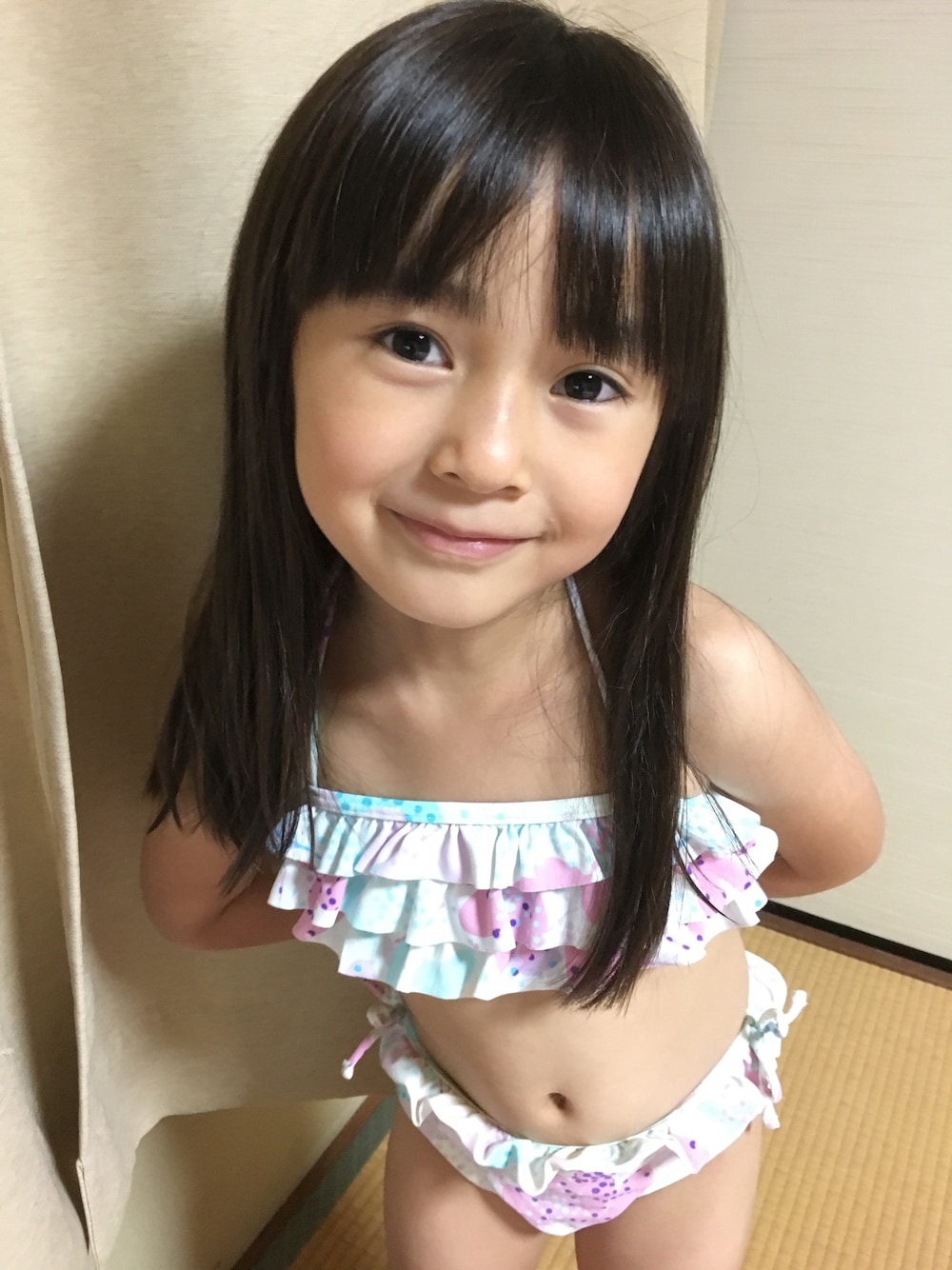 「夏コーデ、水着、5歳、キッズコーデ、ロングヘア、シンプル」｜「GAPのアイテム（水着、ホワイト系）」を使った、みなむしこさん（キッズ・110cm）の夏コーディネートの1枚目の写真