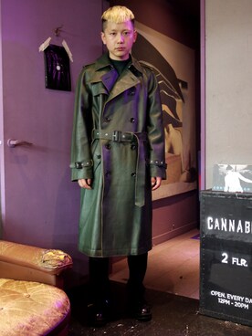 「JOHN LAWRENCE SULLIVAN（ジョンローレンスサリバン）のアイテム（トレンチコート）」を使った、CANNABIS Yamadaさん（メンズ・173cm）の夏コーディネート