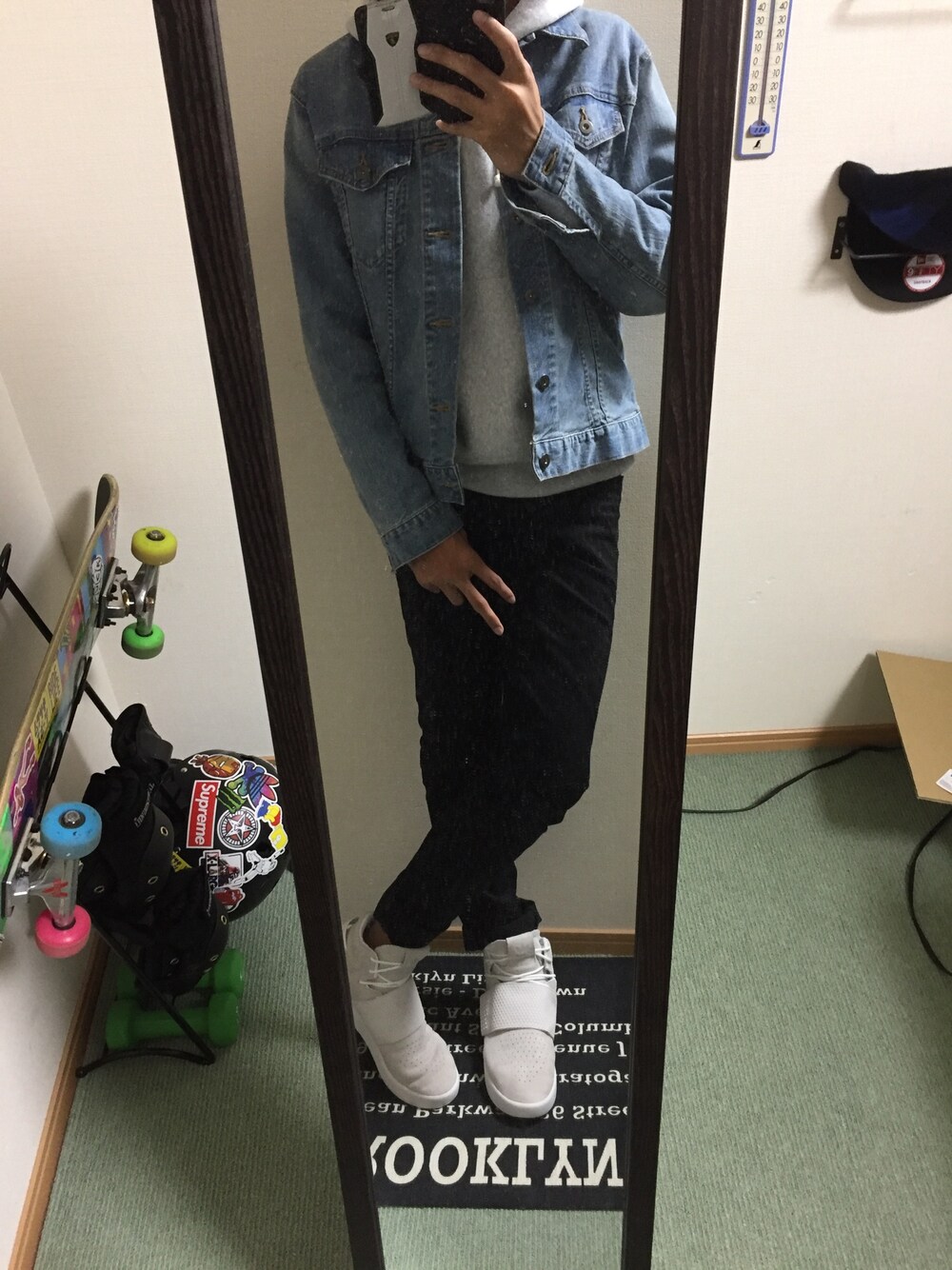 「カジュアル、グレー、パーカー、adidas originals、黒スキニー、デニムジャケット」｜「H&Mのアイテム（その他パンツ、ブラック系）」を使った、T-ROWさん（メンズ・173cm）の秋コーディネートの1枚目の写真