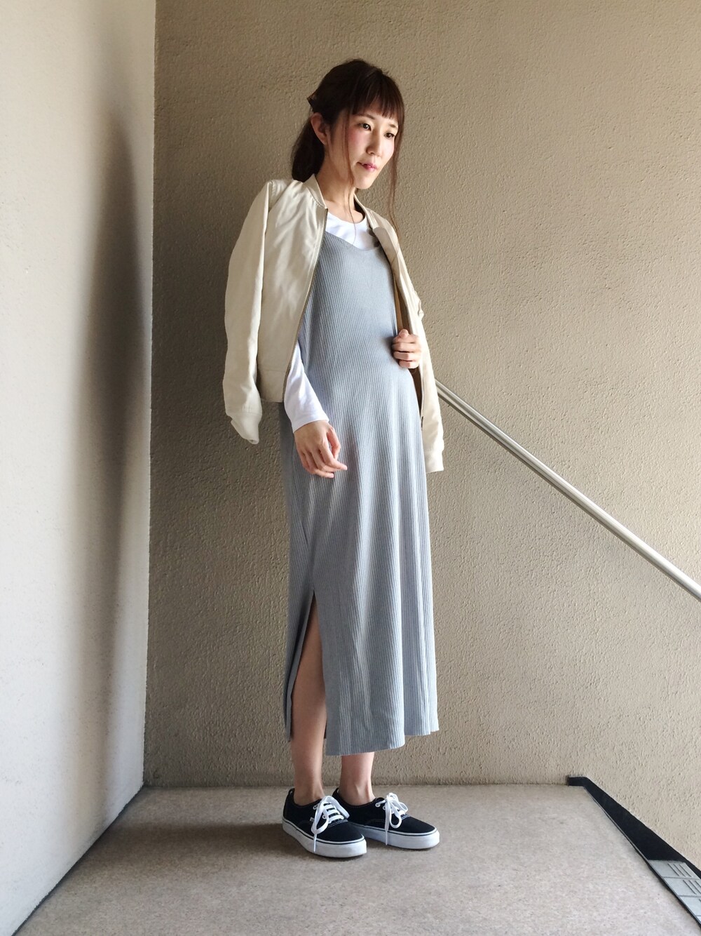 「ドラフトKB、カジュアル、シンプル、MA-1、キャミワンピ、スニーカー、ＧＷ」｜「KBFのKBF MA-1フライトジャケット（MA-1、ホワイト系）」を使った、mari☻さん（レディース・160cm）の春コーディネートの1枚目の写真